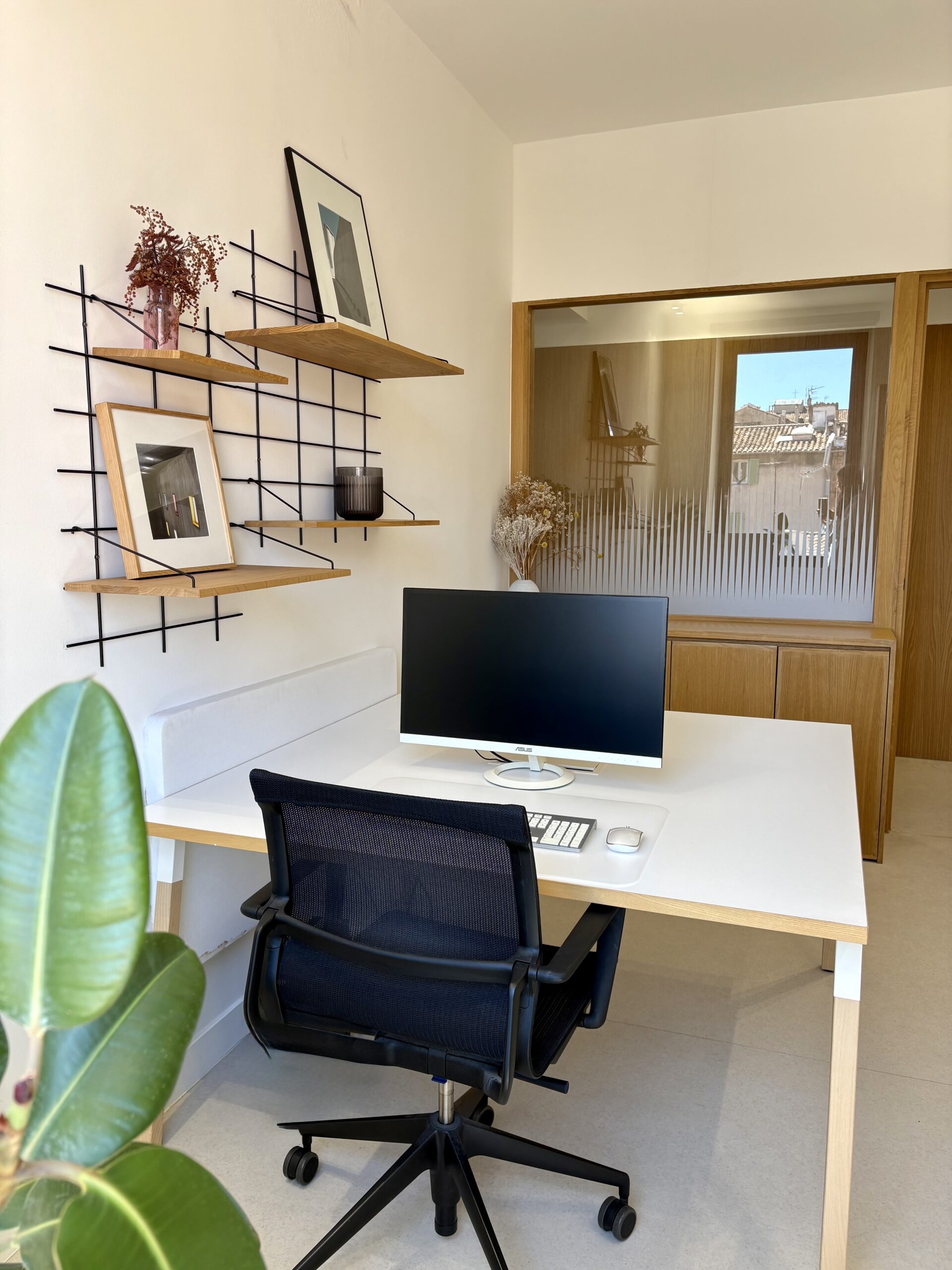 Bureau 02 5 Scaled